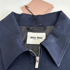 Miu Mi*/缪缪 贴布徽章衬衫夹克外套19884购入开发 采用藏青色深色系款式 采用高品质的面料和精 Miu Mi*/缪缪 贴布徽章衬衫夹克外套19884购入开发 采用藏青色深色系款式 采用高品质的面料和精