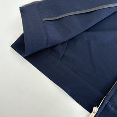 Miu Mi*/缪缪 贴布徽章衬衫夹克外套19884购入开发 采用藏青色深色系款式 采用高品质的面料和精 Miu Mi*/缪缪 贴布徽章衬衫夹克外套19884购入开发 采用藏青色深色系款式 采用高品质的面料和精