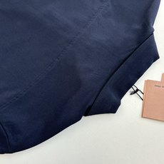 Miu Mi*/缪缪 贴布徽章衬衫夹克外套19884购入开发 采用藏青色深色系款式 采用高品质的面料和精 Miu Mi*/缪缪 贴布徽章衬衫夹克外套19884购入开发 采用藏青色深色系款式 采用高品质的面料和精