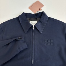 Miu Mi*/缪缪 贴布徽章衬衫夹克外套19884购入开发 采用藏青色深色系款式 采用高品质的面料和精 Miu Mi*/缪缪 贴布徽章衬衫夹克外套19884购入开发 采用藏青色深色系款式 采用高品质的面料和精