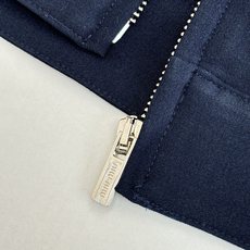 Miu Mi*/缪缪 贴布徽章衬衫夹克外套19884购入开发 采用藏青色深色系款式 采用高品质的面料和精 Miu Mi*/缪缪 贴布徽章衬衫夹克外套19884购入开发 采用藏青色深色系款式 采用高品质的面料和精