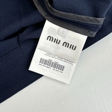 Miu Mi*/缪缪 贴布徽章衬衫夹克外套19884购入开发 采用藏青色深色系款式 采用高品质的面料和精 Miu Mi*/缪缪 贴布徽章衬衫夹克外套19884购入开发 采用藏青色深色系款式 采用高品质的面料和精