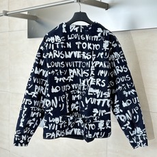 1V/路易 FW25 Nigo 联名款V领涂鸦牛仔外套FW秋冬秀款高订面料采用430克牛仔布料,洗水后手 1V/路易 FW25 Nigo 联名款V领涂鸦牛仔外套FW秋冬秀款高订面料采用430克牛仔布料,洗水后手