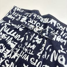 1V/路易 FW25 Nigo 联名款V领涂鸦牛仔外套FW秋冬秀款高订面料采用430克牛仔布料,洗水后手 1V/路易 FW25 Nigo 联名款V领涂鸦牛仔外套FW秋冬秀款高订面料采用430克牛仔布料,洗水后手