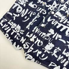 1V/路易 FW25 Nigo 联名款V领涂鸦牛仔外套FW秋冬秀款高订面料采用430克牛仔布料,洗水后手 1V/路易 FW25 Nigo 联名款V领涂鸦牛仔外套FW秋冬秀款高订面料采用430克牛仔布料,洗水后手
