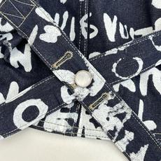 1V/路易 FW25 Nigo 联名款V领涂鸦牛仔外套FW秋冬秀款高订面料采用430克牛仔布料,洗水后手 1V/路易 FW25 Nigo 联名款V领涂鸦牛仔外套FW秋冬秀款高订面料采用430克牛仔布料,洗水后手