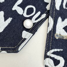 1V/路易 FW25 Nigo 联名款V领涂鸦牛仔外套FW秋冬秀款高订面料采用430克牛仔布料,洗水后手 1V/路易 FW25 Nigo 联名款V领涂鸦牛仔外套FW秋冬秀款高订面料采用430克牛仔布料,洗水后手