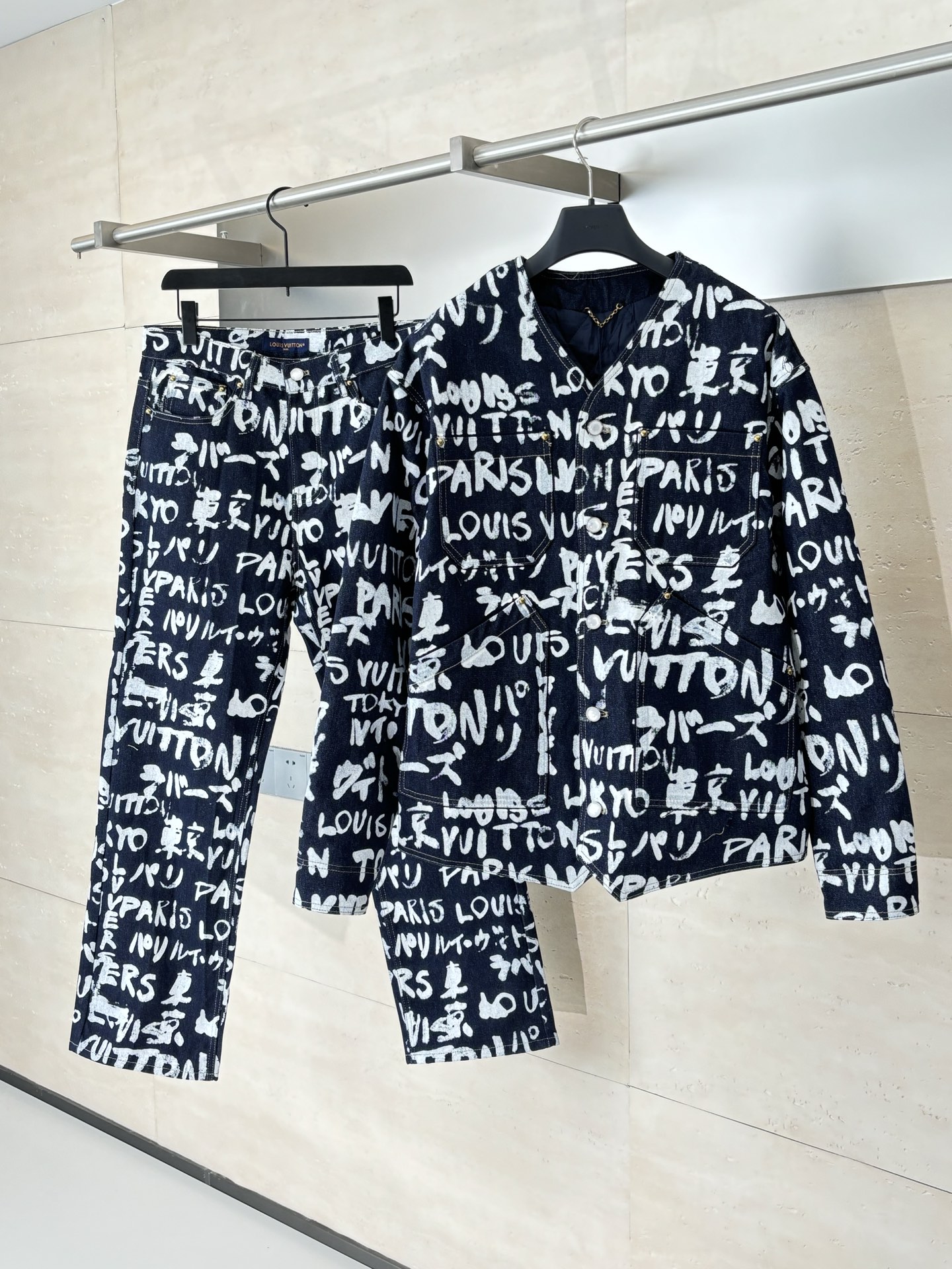 1V/路易 FW25 Nigo 联名款V领涂鸦牛仔外套FW秋冬秀款高订面料采用430克牛仔布料，洗水后手