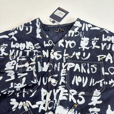 1V/路易 FW25 Nigo 联名款V领涂鸦牛仔外套FW秋冬秀款高订面料采用430克牛仔布料,洗水后手 1V/路易 FW25 Nigo 联名款V领涂鸦牛仔外套FW秋冬秀款高订面料采用430克牛仔布料,洗水后手