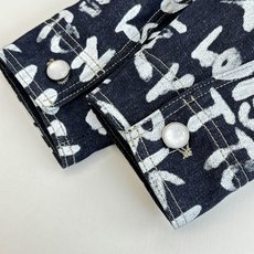 1V/路易 FW25 Nigo 联名款V领涂鸦牛仔外套FW秋冬秀款高订面料采用430克牛仔布料,洗水后手 1V/路易 FW25 Nigo 联名款V领涂鸦牛仔外套FW秋冬秀款高订面料采用430克牛仔布料,洗水后手