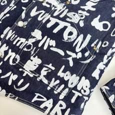 1V/路易 FW25 Nigo 联名款V领涂鸦牛仔外套FW秋冬秀款高订面料采用430克牛仔布料,洗水后手 1V/路易 FW25 Nigo 联名款V领涂鸦牛仔外套FW秋冬秀款高订面料采用430克牛仔布料,洗水后手