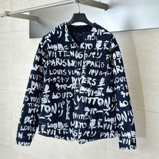 1V/路易 FW25 Nigo 联名款V领涂鸦牛仔外套FW秋冬秀款高订面料采用430克牛仔布料,洗水后手 1V/路易 FW25 Nigo 联名款V领涂鸦牛仔外套FW秋冬秀款高订面料采用430克牛仔布料,洗水后手