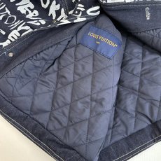 1V/路易 FW25 Nigo 联名款V领涂鸦牛仔外套FW秋冬秀款高订面料采用430克牛仔布料,洗水后手 1V/路易 FW25 Nigo 联名款V领涂鸦牛仔外套FW秋冬秀款高订面料采用430克牛仔布料,洗水后手