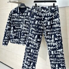 1V/路易 FW25 Nigo 联名款V领涂鸦牛仔裤直筒长裤FW秋冬秀款高订面料采用430克牛仔布料,洗 1V/路易 FW25 Nigo 联名款V领涂鸦牛仔裤直筒长裤FW秋冬秀款高订面料采用430克牛仔布料,洗