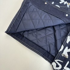 1V/路易 FW25 Nigo 联名款V领涂鸦牛仔外套FW秋冬秀款高订面料采用430克牛仔布料,洗水后手 1V/路易 FW25 Nigo 联名款V领涂鸦牛仔外套FW秋冬秀款高订面料采用430克牛仔布料,洗水后手