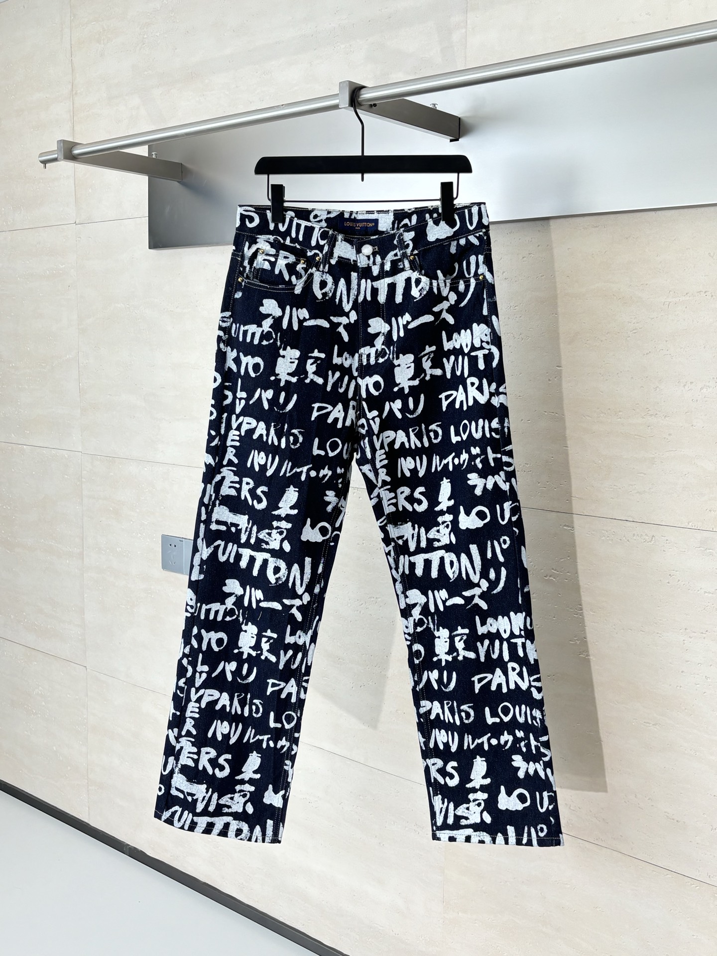 1V/路易 FW25 Nigo 联名款V领涂鸦牛仔裤直筒长裤FW秋冬秀款高订面料采用430克牛仔布料，洗
