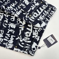 1V/路易 FW25 Nigo 联名款V领涂鸦牛仔裤直筒长裤FW秋冬秀款高订面料采用430克牛仔布料,洗 1V/路易 FW25 Nigo 联名款V领涂鸦牛仔裤直筒长裤FW秋冬秀款高订面料采用430克牛仔布料,洗