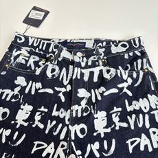 1V/路易 FW25 Nigo 联名款V领涂鸦牛仔裤直筒长裤FW秋冬秀款高订面料采用430克牛仔布料,洗 1V/路易 FW25 Nigo 联名款V领涂鸦牛仔裤直筒长裤FW秋冬秀款高订面料采用430克牛仔布料,洗
