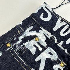 1V/路易 FW25 Nigo 联名款V领涂鸦牛仔裤直筒长裤FW秋冬秀款高订面料采用430克牛仔布料,洗 1V/路易 FW25 Nigo 联名款V领涂鸦牛仔裤直筒长裤FW秋冬秀款高订面料采用430克牛仔布料,洗