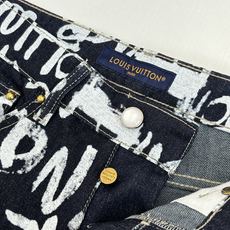 1V/路易 FW25 Nigo 联名款V领涂鸦牛仔裤直筒长裤FW秋冬秀款高订面料采用430克牛仔布料,洗 1V/路易 FW25 Nigo 联名款V领涂鸦牛仔裤直筒长裤FW秋冬秀款高订面料采用430克牛仔布料,洗