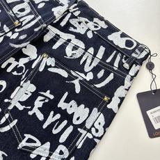 1V/路易 FW25 Nigo 联名款V领涂鸦牛仔裤直筒长裤FW秋冬秀款高订面料采用430克牛仔布料,洗 1V/路易 FW25 Nigo 联名款V领涂鸦牛仔裤直筒长裤FW秋冬秀款高订面料采用430克牛仔布料,洗