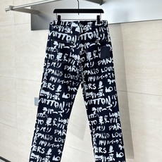 1V/路易 FW25 Nigo 联名款V领涂鸦牛仔裤直筒长裤FW秋冬秀款高订面料采用430克牛仔布料,洗 1V/路易 FW25 Nigo 联名款V领涂鸦牛仔裤直筒长裤FW秋冬秀款高订面料采用430克牛仔布料,洗
