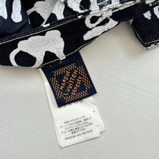 1V/路易 FW25 Nigo 联名款V领涂鸦牛仔裤直筒长裤FW秋冬秀款高订面料采用430克牛仔布料,洗 1V/路易 FW25 Nigo 联名款V领涂鸦牛仔裤直筒长裤FW秋冬秀款高订面料采用430克牛仔布料,洗