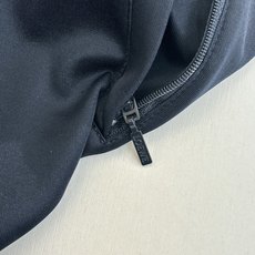 Loew*/罗意威 蓝校服套装拉链外套原¥117,900购买,轻盈科技平纹针织面料、胸前Anagram Loew*/罗意威 蓝校服套装拉链外套原¥117,900购买,轻盈科技平纹针织面料、胸前Anagram