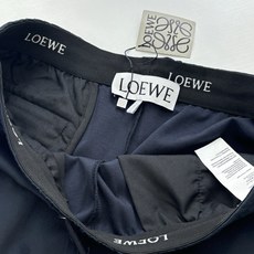 Loew*/罗意威 蓝校服套装直筒长裤原¥112,800购买,轻盈科技平纹针织面料、正面徽标立体刺绣、对 Loew*/罗意威 蓝校服套装直筒长裤原¥112,800购买,轻盈科技平纹针织面料、正面徽标立体刺绣、对