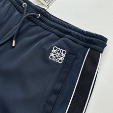 Loew*/罗意威 蓝校服套装直筒长裤原¥112,800购买,轻盈科技平纹针织面料、正面徽标立体刺绣、对 Loew*/罗意威 蓝校服套装直筒长裤原¥112,800购买,轻盈科技平纹针织面料、正面徽标立体刺绣、对