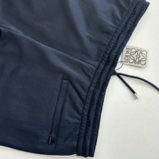 Loew*/罗意威 蓝校服套装直筒长裤原¥112,800购买,轻盈科技平纹针织面料、正面徽标立体刺绣、对 Loew*/罗意威 蓝校服套装直筒长裤原¥112,800购买,轻盈科技平纹针织面料、正面徽标立体刺绣、对