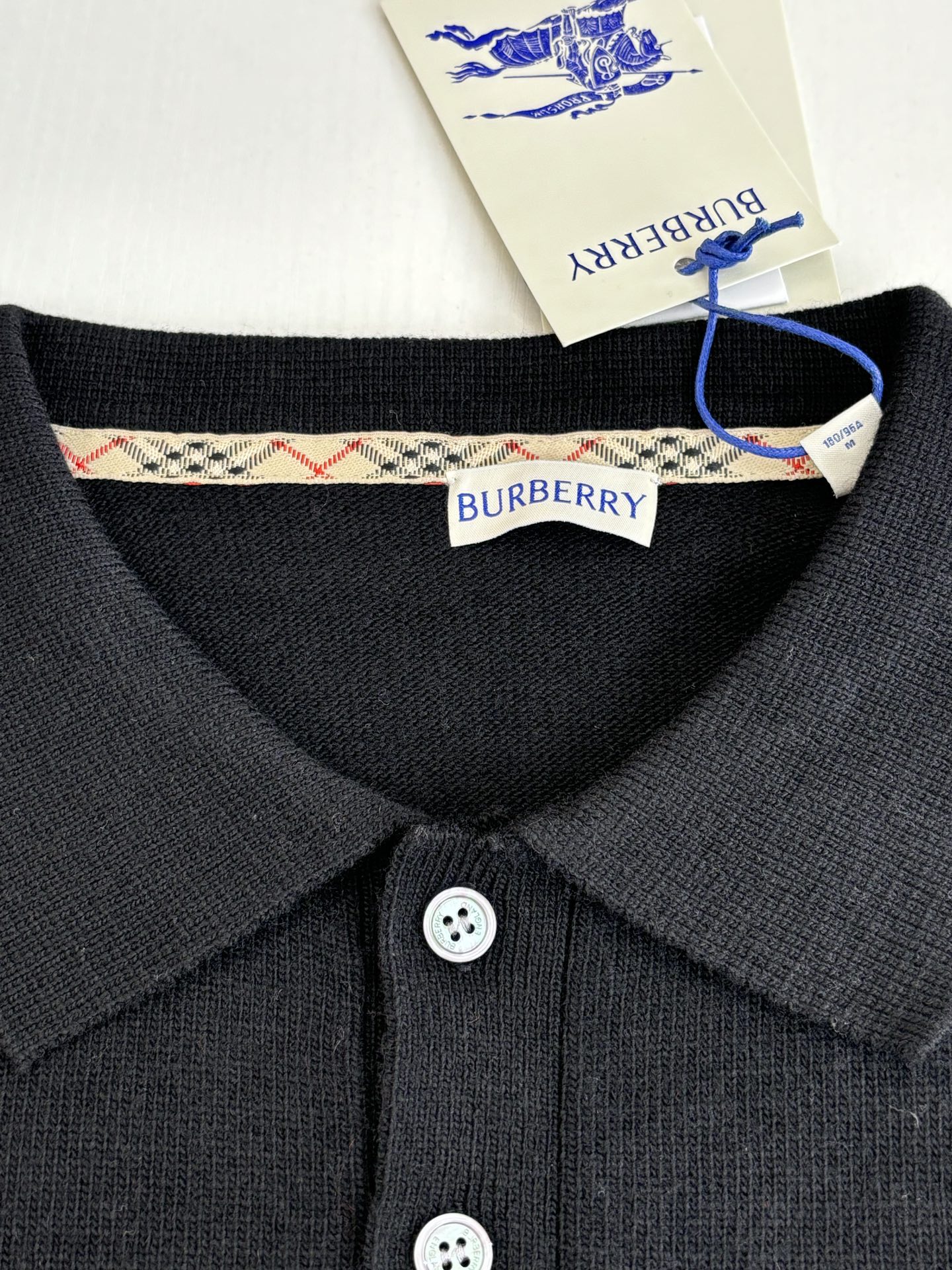 Burberr*/巴宝莉Bbr 战马小标刺绣羊绒Polo领针织毛衣此款高领针织衫，选用轻盈纯羊毛平织面料