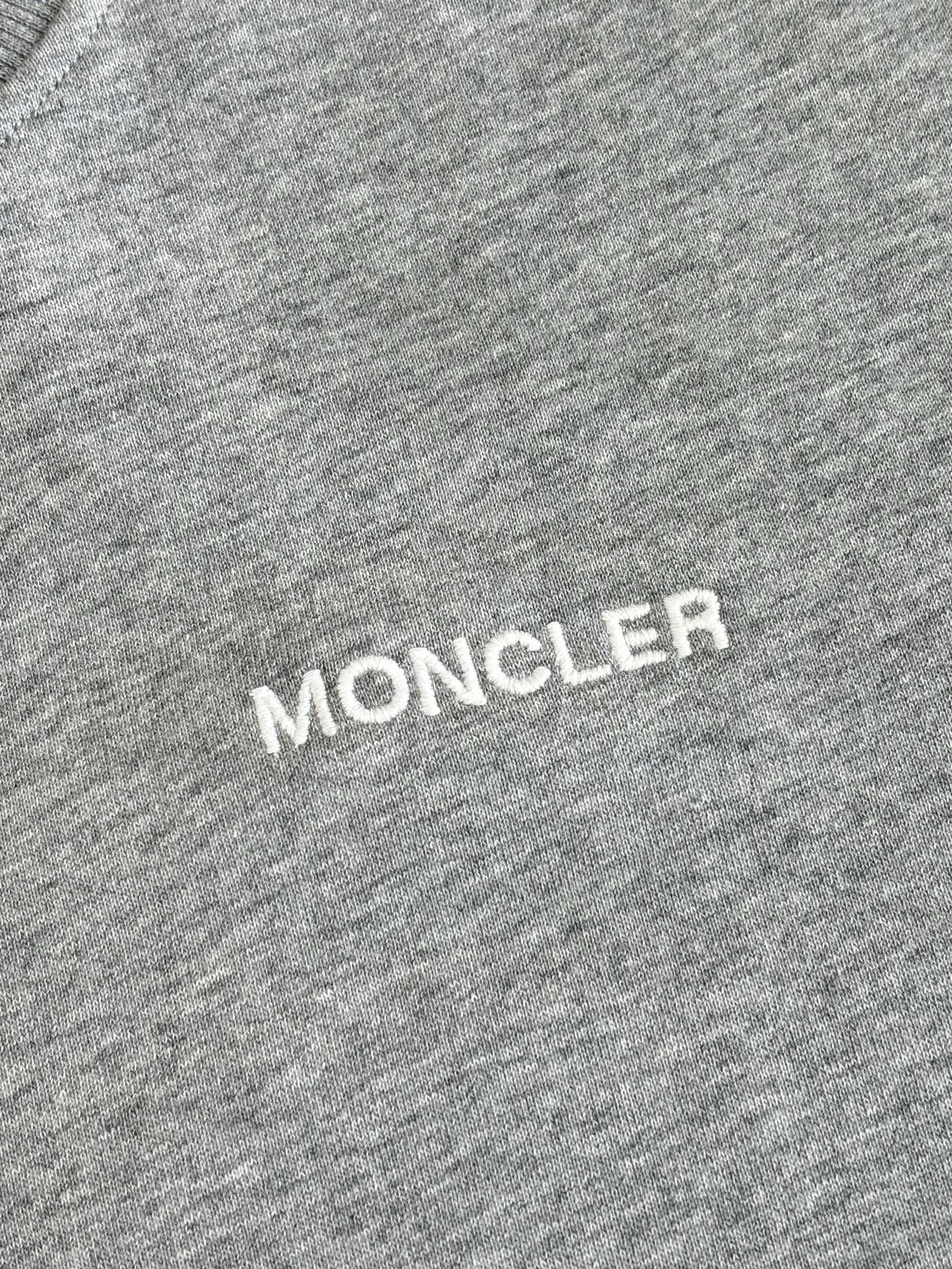 Moncle*/蒙口 藤原浩联名印花圆领卫衣采用棉为基底编织而成的单面鱼鳞布面料，正面为平滑的针织面，触