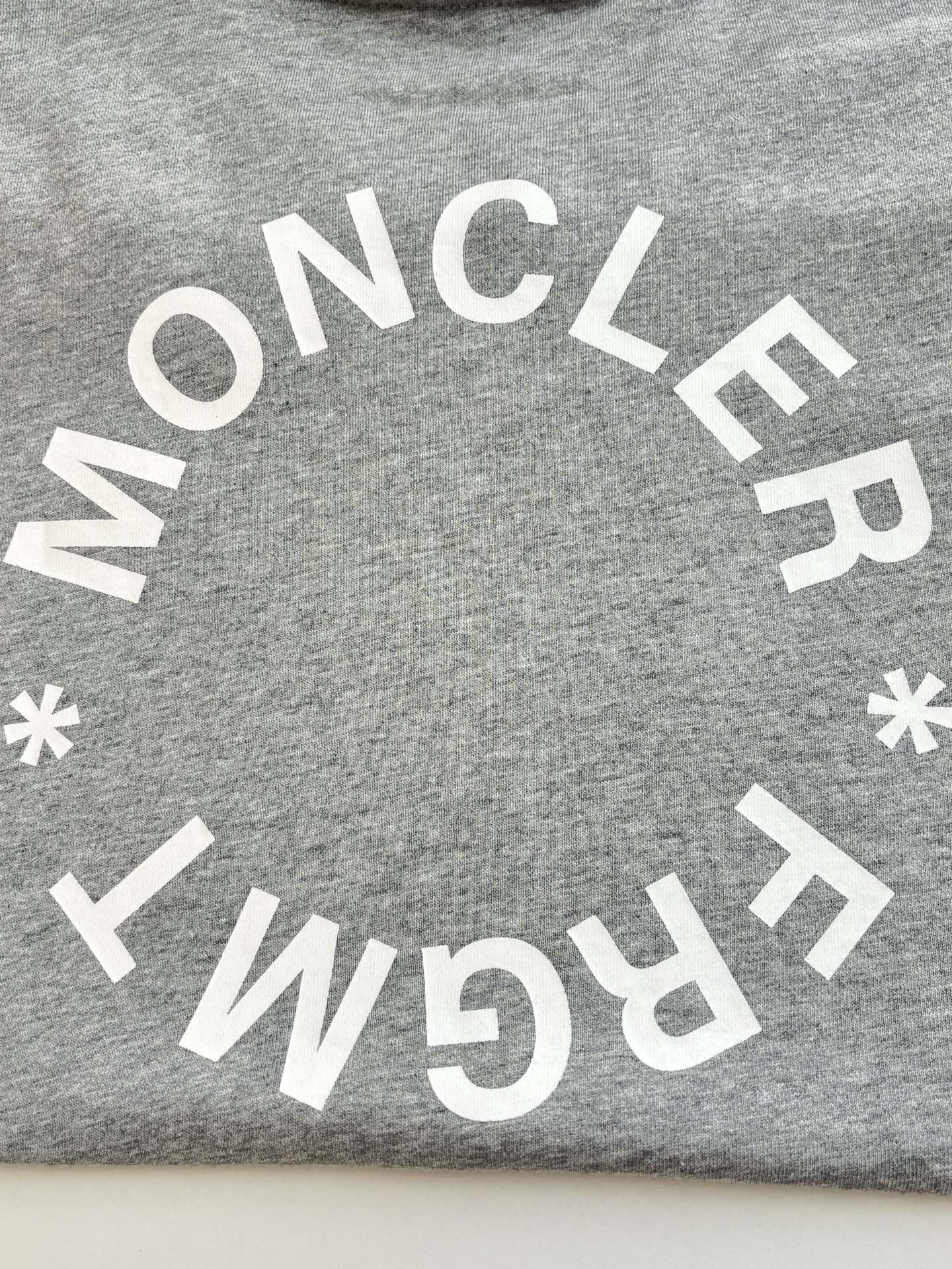 Moncle*/蒙口 藤原浩联名印花圆领卫衣采用棉为基底编织而成的单面鱼鳞布面料，正面为平滑的针织面，触