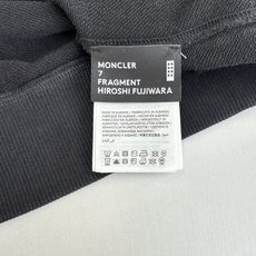 Moncle*/蒙口 藤原浩联名印花圆领卫衣采用棉为基底编织而成的单面鱼鳞布面料,正面为平滑的针织面,触 Moncle*/蒙口 藤原浩联名印花圆领卫衣采用棉为基底编织而成的单面鱼鳞布面料,正面为平滑的针织面,触