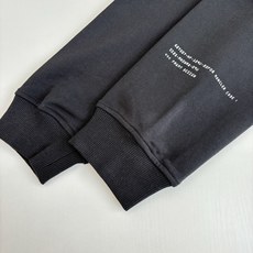 Moncle*/蒙口 藤原浩联名印花圆领卫衣采用棉为基底编织而成的单面鱼鳞布面料,正面为平滑的针织面,触 Moncle*/蒙口 藤原浩联名印花圆领卫衣采用棉为基底编织而成的单面鱼鳞布面料,正面为平滑的针织面,触