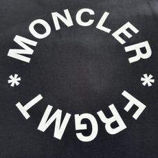 Moncle*/蒙口 藤原浩联名印花圆领卫衣采用棉为基底编织而成的单面鱼鳞布面料,正面为平滑的针织面,触 Moncle*/蒙口 藤原浩联名印花圆领卫衣采用棉为基底编织而成的单面鱼鳞布面料,正面为平滑的针织面,触