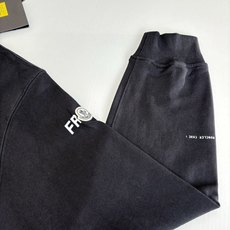 Moncle*/蒙口 藤原浩联名印花圆领卫衣采用棉为基底编织而成的单面鱼鳞布面料,正面为平滑的针织面,触 Moncle*/蒙口 藤原浩联名印花圆领卫衣采用棉为基底编织而成的单面鱼鳞布面料,正面为平滑的针织面,触