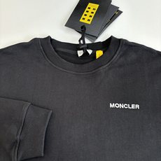 Moncle*/蒙口 藤原浩联名印花圆领卫衣采用棉为基底编织而成的单面鱼鳞布面料,正面为平滑的针织面,触 Moncle*/蒙口 藤原浩联名印花圆领卫衣采用棉为基底编织而成的单面鱼鳞布面料,正面为平滑的针织面,触