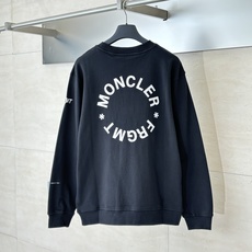 Moncle*/蒙口 藤原浩联名印花圆领卫衣采用棉为基底编织而成的单面鱼鳞布面料,正面为平滑的针织面,触 Moncle*/蒙口 藤原浩联名印花圆领卫衣采用棉为基底编织而成的单面鱼鳞布面料,正面为平滑的针织面,触