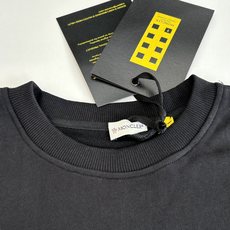 Moncle*/蒙口 藤原浩联名印花圆领卫衣采用棉为基底编织而成的单面鱼鳞布面料,正面为平滑的针织面,触 Moncle*/蒙口 藤原浩联名印花圆领卫衣采用棉为基底编织而成的单面鱼鳞布面料,正面为平滑的针织面,触