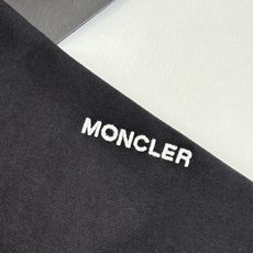 Moncle*/蒙口 藤原浩联名印花圆领卫衣采用棉为基底编织而成的单面鱼鳞布面料,正面为平滑的针织面,触 Moncle*/蒙口 藤原浩联名印花圆领卫衣采用棉为基底编织而成的单面鱼鳞布面料,正面为平滑的针织面,触