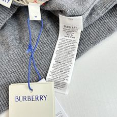 Burberr*/巴宝莉Bbr 战马小标刺绣羊绒半拉链针织毛衣此款高领针织衫,选用轻盈纯羊毛平织面料打造 Burberr*/巴宝莉Bbr 战马小标刺绣羊绒半拉链针织毛衣此款高领针织衫,选用轻盈纯羊毛平织面料打造