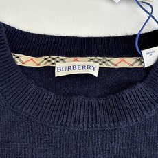 Burberr*/巴宝莉Bbr 战马小标刺绣羊绒圆领针织毛衣此款高领针织衫,选用轻盈纯羊毛平织面料打造。 Burberr*/巴宝莉Bbr 战马小标刺绣羊绒圆领针织毛衣此款高领针织衫,选用轻盈纯羊毛平织面料打造。