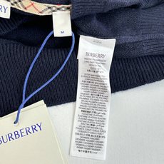Burberr*/巴宝莉Bbr 战马小标刺绣羊绒圆领针织毛衣此款高领针织衫,选用轻盈纯羊毛平织面料打造。 Burberr*/巴宝莉Bbr 战马小标刺绣羊绒圆领针织毛衣此款高领针织衫,选用轻盈纯羊毛平织面料打造。