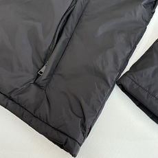 Prad*/普拉达 Milano再生尼龙三角徽章翻领棉服Prada经典著作,永不过气...再生尼龙系列的 Prad*/普拉达 Milano再生尼龙三角徽章翻领棉服Prada经典著作,永不过气...再生尼龙系列的
