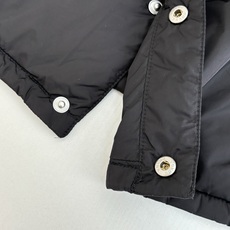 Prad*/普拉达 Milano再生尼龙三角徽章翻领棉服Prada经典著作,永不过气...再生尼龙系列的 Prad*/普拉达 Milano再生尼龙三角徽章翻领棉服Prada经典著作,永不过气...再生尼龙系列的