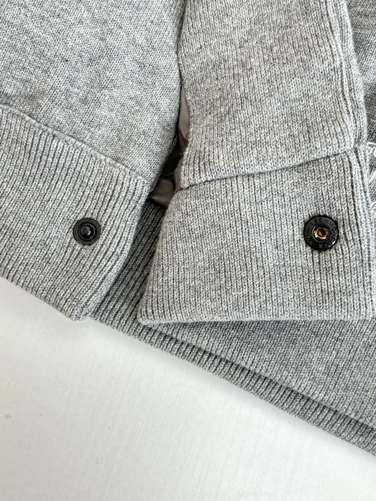P415
Moncle*/蒙口 藤原浩新款联名羽绒背心马甲 

90白鸭绒 面料柔顺 版型超正 格雷系穿搭灰色系马甲

Size：1/2/3/4