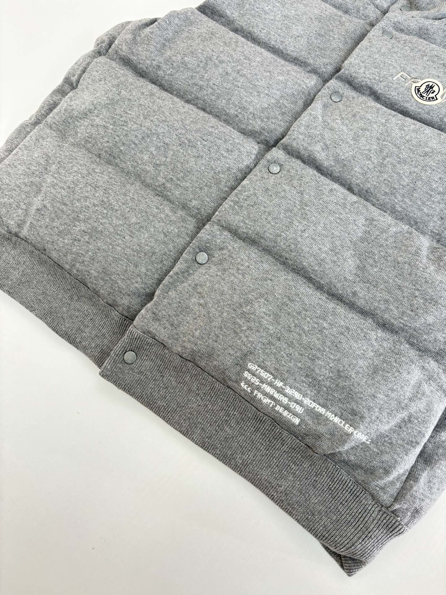 P415
Moncle*/蒙口 藤原浩新款联名羽绒背心马甲 

90白鸭绒 面料柔顺 版型超正 格雷系穿搭灰色系马甲

Size：1/2/3/4