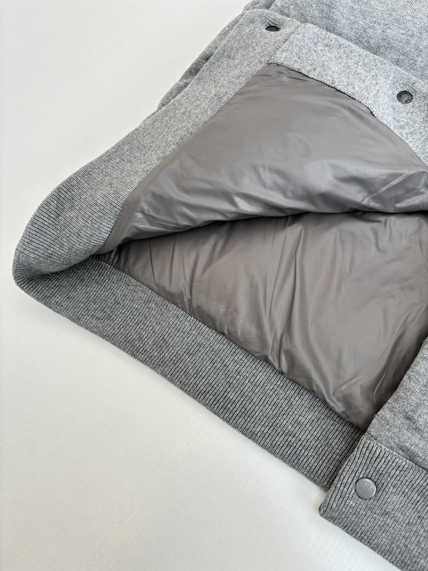 P415
Moncle*/蒙口 藤原浩新款联名羽绒背心马甲 

90白鸭绒 面料柔顺 版型超正 格雷系穿搭灰色系马甲

Size：1/2/3/4